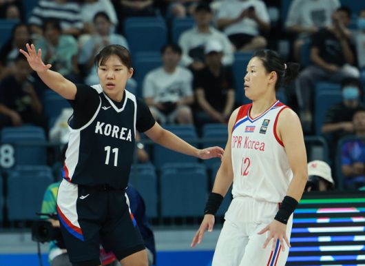 29일 중국 저장성 항저우의 올림픽 스포츠센터에서 열린 2022 항저우 아시안게임 여자 농구 대한민국과 북한의 경기에서 1쿼터 북한의 공격 때 대한민국 박지현이 북한 로숙영을 마크하고 있다. 사진 | 항저우=연합뉴스