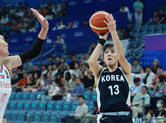 29일 중국 저장성 항저우의 올림픽 스포츠센터에서 열린 2022 항저우 아시안게임 여자 농구 대한민국과 북한의 경기에서 2쿼터 대한민국 김단비가 중거리슛을 던지고 있다. 사진 | 항저우=연합뉴스