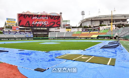 방수포 덮인 SSG랜더스필드. 문학 | 강영조기자 kanjo@sportsseoul.com