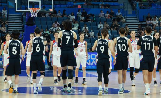 29일 중국 저장성 항저우의 올림픽 스포츠센터에서 열린 2022 항저우 아시안게임 여자 농구 대한민국과 북한의 경기에서 종료 후 남북 선수들이 인사하고 있다. 사진 | 항저우=연합뉴스