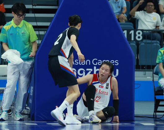 29일 중국 저장성 항저우의 올림픽 스포츠센터에서 열린 2022 항저우 아시안게임 여자 농구 대한민국과 북한의 경기에서 대한민국 이해란이 넘어진 북한 로숙영에게 손을 건네며 일으켜주고 있다. 사진 | 항저우=연합뉴스
