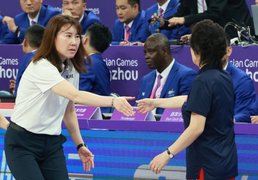 29일 중국 저장성 항저우의 올림픽 스포츠센터에서 열린 2022 항저우 아시안게임 여자 농구 대한민국과 북한의 경기가 81-62, 대한민국의 승리로 끝났다. 경기 종료 후 대한민국 정선민 감독이 북한 정성심 감독과 악수하고 있다. 사진 | 항저우=연합뉴스