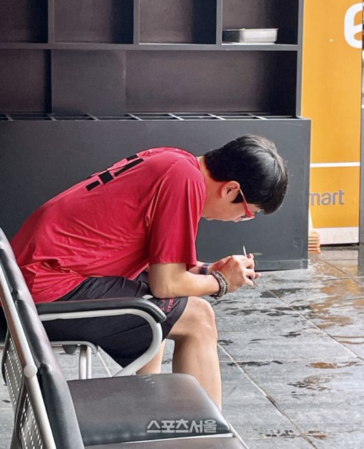 KIA 좌완 양현종이 30일 SSG전 선발 등판을 앞두고 더그아웃에 나와 왼손가락 손톱을 정리하고 있다. 문학 | 황혜정기자. et16@sportsseoul.com