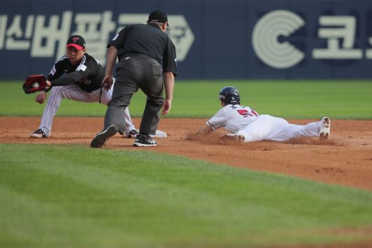 2루를 훔치고 있는 조수행. 사진 | 두산베어스