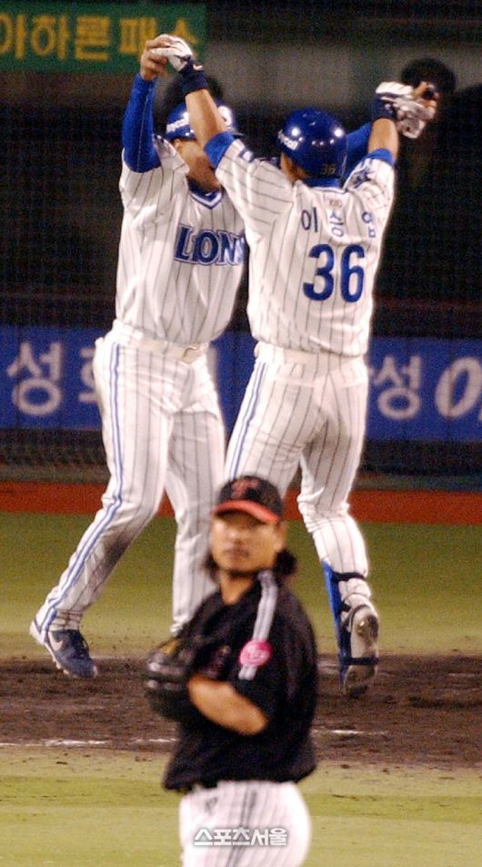 2002 한국시리즈 6차전. 삼성 이승엽이 LG 이상훈에게 동점 홈런을 친 후 기뻐하고 있다. | 스포츠서울DB