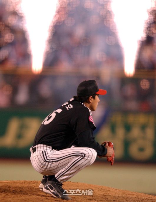 2002 한국시리즈 6차전 끝내기 홈런을 맞은 LG 최원호가 주저 앉고 있다. | 스포츠서울DB