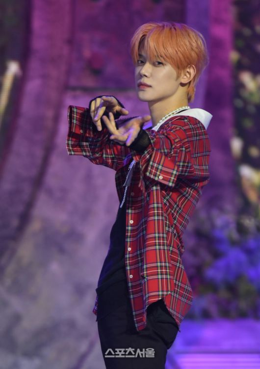 투모로우바이투게더(투바투) 연준이 12일 서울 경희대학교 평화의전당에서 열린 정규 3집 ‘이름의 장: FREEFALL’ 발매기념 미디 어쇼케이스에서 포토타임을 갖고 있다. 2023. 10. 12.최승섭기자 thunder@sportsseoul.com