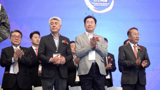 원강수 원주시장이 LA한인축제 현장에 참석했다.    사진|원주시청