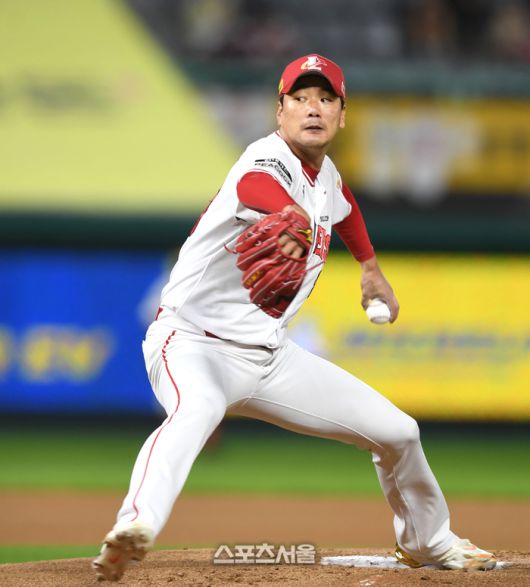 SSG 선발투수 김광현이 17일 인천 SSG랜더스필드에서 열린 2023 KBO리그 두산과 경기에서 역투하고 있다. 2023. 10. 17.문학 | 최승섭기자 thunder@sportsseoul.com