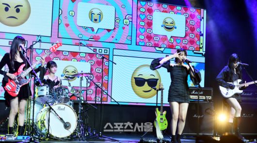 걸밴드 QWER(큐더블유이알)이 18일 서울 마포 무신사 개러지에서 열린 싱글 1집 ‘Harmony from Discord’(하모니 프롬 디스코드) 발매 기념 미디어 쇼케이스에서 타이틀곡 디스코드 공연을 하고 있다. 최승섭기자 thunder@sportsseoul.com