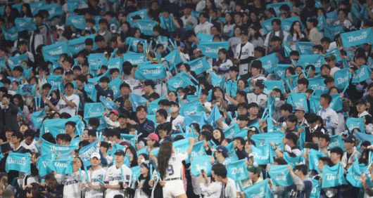 19일 경남 창원NC파크에서 열린 ‘2023 신한은행 SOL KBO리그’ 와일드카드 결정 1차전 NC 다이노스와 두산 베어스의 경기. 많은 NC 팬이 응원하고 있다. 연합뉴스.