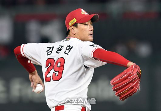 SSG 랜더스 김광현이 23일 인천 SSG 랜더스필드에서 열린 2023 KBO리그 NC 다이노스와 준플레이오프 2차전에 선발 등판해 힘차게 공을 던지고 있다. 문학 | 박진업기자 upandup@sportsseoul.com