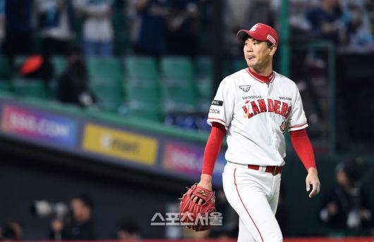 SSG 랜더스 김광현이 23일 인천 SSG 랜더스필드에서 열린 2023 KBO리그 NC 다이노스와 준플레이오프 2차전 2회초 2사 1-2루 상황에서 NC 박건우에게 1타점 적시타를 허용한 뒤 아쉬워하고 있다. 문학 | 박진업기자 upandup@sportsseoul.com