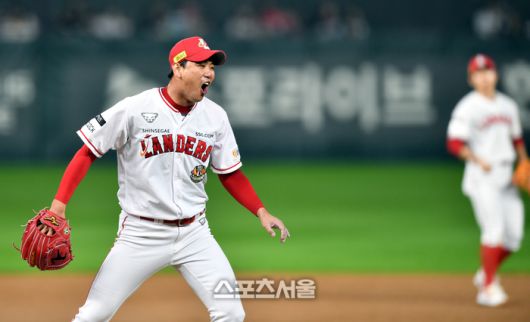 SSG 김광현이 23일 인천SSG랜더스필드에서 열린 2023 프로야구 NC다이노스와 SSG랜더스와의 준플레이오프2차전 경기 2회초 2사 1루에서 1박민우에 던진 볼이 볼로 선언되자 아쉬움을 터트리고 있다. 인천 | 강영조기자 kanjo@sportsseoul.com