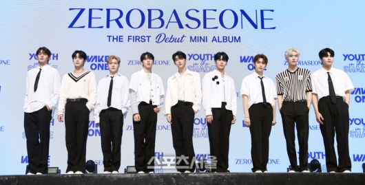 제로베이스원(ZEROBASEONE)이 지난 7월 10일 서울 광진구 예스24 라이브홀에서 열린 데뷔 미니 앨범 ‘유스 인 더 셰이드(YOUTH IN THE SHADE)’ 발매 기념 미디어 쇼케이스에서 취재진을 향해 포즈를 취하고 있다. 왼쪽부터 김규빈, 김지웅, 석매튜, 한유진, 장하오, 성한빈, 김태래, 리키, 박건욱.  사진 | 박진업기자 upandup@sportsseoul.com