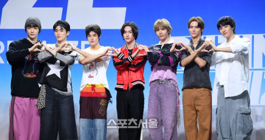 라이즈(RIIZE)가 지난달 4일 서울 용산구 블루스퀘어에서 진행된 첫 싱글 앨범 ‘겟 어 기타(Get A Guitar’ 발매 기념 기자간담회에서 취재진을 향해 포즈를 취하고 있다. 왼쪽부터 성찬, 승한, 소희, 원빈, 쇼카로, 은석, 앤톤. 사진 | 박진업기자 upandup@sportsseoul.com