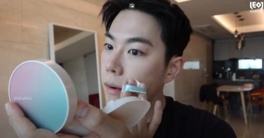 제품 설명중인 남성 뷰티 유튜버 ‘레오제이’. 사진 | LeoJ Makeup 메이크업 유튜브 갈무리