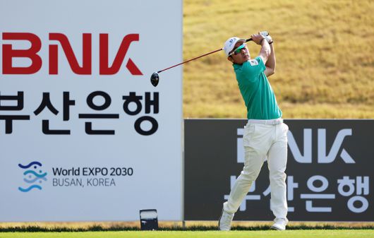 코리안투어 최고령 신인왕 박성준이 티샷하고 있다. 사진 | KPGA