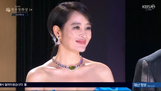배우 김혜수가 24일 서울 여의도에서 열린 44회 청룡영화상에서 신인여우상을 수상한 고민시를 보며 미소짓고 있다. 사진 | KBS