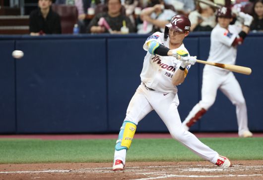 4일 오후 서울 고척스카이돔에서 열린 2023 프로야구 NC 다이노스와 키움 히어로즈의 경기. 3회말 2사 만루 키움 김준완이 역전 2타점 적시타를 치고 있다. 2023.7.4. 연합뉴스.