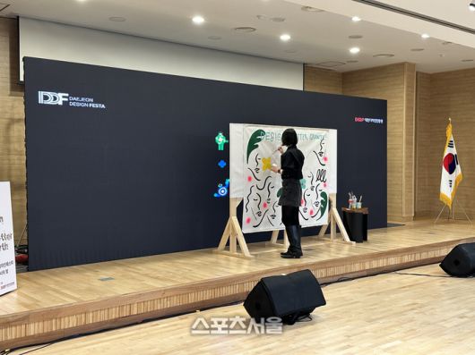 개막행사에 앞서 캘리박의 드로잉쇼 퍼포먼스를 하고 있다. 사진 | 조준영 기자