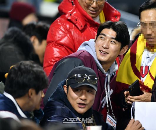 이정후가 13일 잠실구장에서 열린 2023 KBO리그 LG트윈스와 KT위즈의 한국시리즈 5차전을 찾아 선배 김하성과 관전하고 있다. 2023.11.13. 잠실 | 강영조기자 kanjo@sportsseoul.com