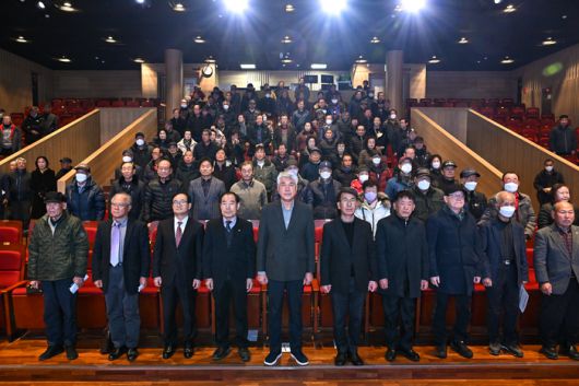 최승준 정선군수와 참석자들이 국민의례를 하고 있다.   사진|정선군청