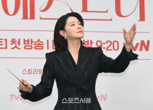 배우 이영애가 6일 오전 서울 구로구 라마다서울신도림호텔에서 진행된 tvN 토일 드라마 ‘마에스트라’ 제작발표회에서 취재진을 향해 포즈를 취하고 있다. 박진업기자 upandup@sportsseoul.com