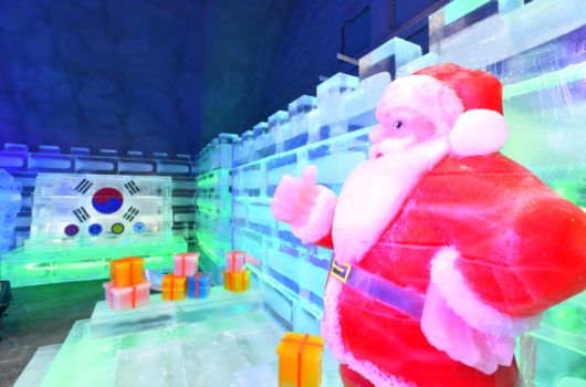 6일 화천읍 서화산 다목적 광장에서 실내 얼음조각 광장 조성 작업이 진행되고 있다.  사진|화천군청