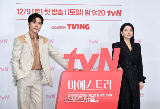 배우 이무생(왼쪽)과 이영애가 6일 오전 서울 구로구 라마다서울신도림호텔에서 진행된 tvN 토일 드라마 ‘마에스트라’ 제작발표회에서 취재진을 향해 포즈를 취하고 있다. 박진업기자 upandup@sportsseoul.com