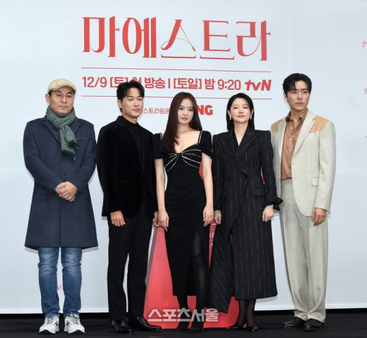 6일 오전 서울 구로구 라마다서울신도림호텔에서 진행된 tvN 토일 드라마 ‘마에스트라’ 제작발표회에서 김정권 감독과 출연 배우들이 취재진을 향해 포즈를 취하고 있다. 박진업기자 upandup@sportsseoul.com