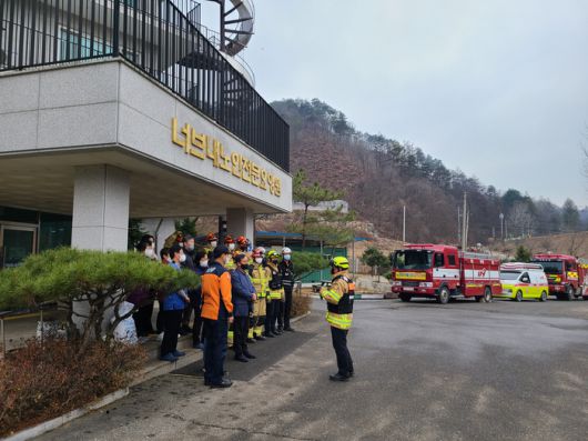 너브내노인전문요양원 소방훈련 모습.  사진|홍천소방서