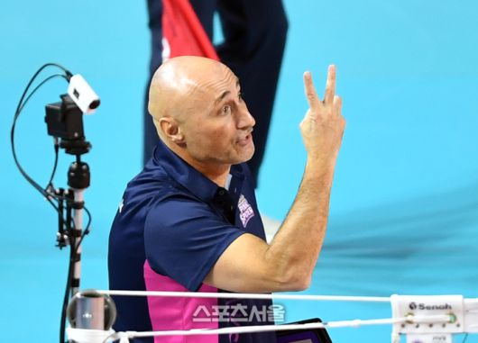 흥국 아본단자 감독이 5일 인천 삼산월드체육관에서 열린 2023 도드람 V리그 여자부 흥국생명과 페퍼저축은행의 경기에서 선수들에 사인을 보내고 있다.  2023.12.05.인천 | 강영조기자 kanjo@sportsseoul.com