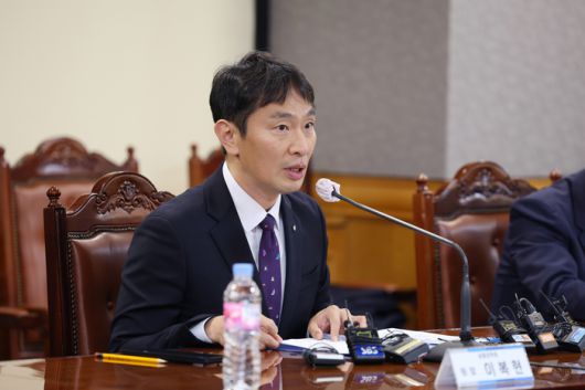 이복현 금융감독원장이 지난달 20일 오후 서울 중구 은행연합회에서 열린 금융지주회장단 간담회에서 발언하고 있다. 사진 | 연합뉴스