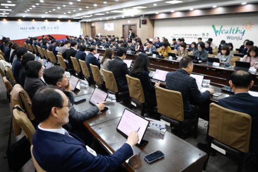 원주시청 간부직원들이 12월 5일 확대간부회의에서 태블릿 PC를 활용하며 회의에 참석하고 있다.    사진|원주시청