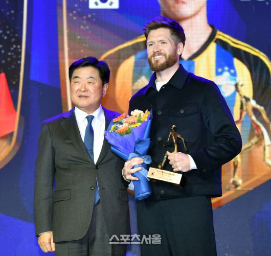K리그1 베스트11 DF부문 수상자 그랜트가 4일 잠실 롯데호텔월드에서 열린 2023 하나원큐 K리그 대상 시상식에서 수상후 기념촬영을 하고 있다.  또한명의 수상자 완델손은 불참했다.2023.12.04.잠실 | 강영조기자 kanjo@sportsseoul.com