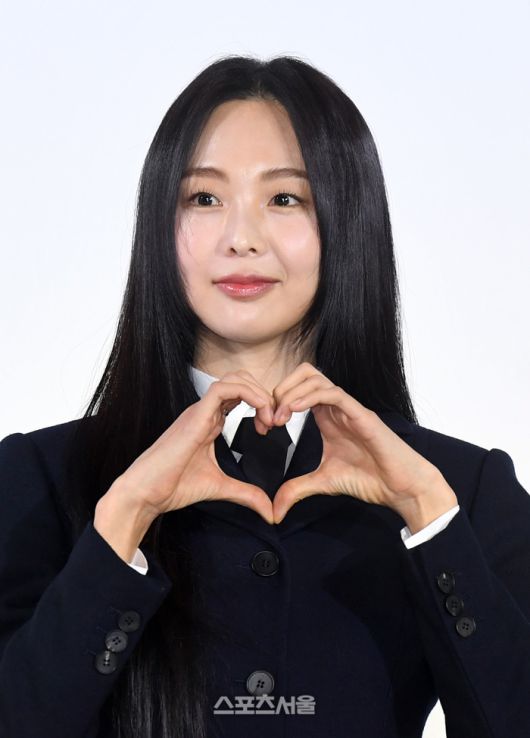 배우 금새록이 6일 서울 중구 앰버서더서울풀만호텔에서 진행된 디즈니+ ‘사운드트랙 #2’ 제작발표회에서 취재진을 향해 포즈를 취하고 있다. 박진업기자 upandup@sportsseoul.com