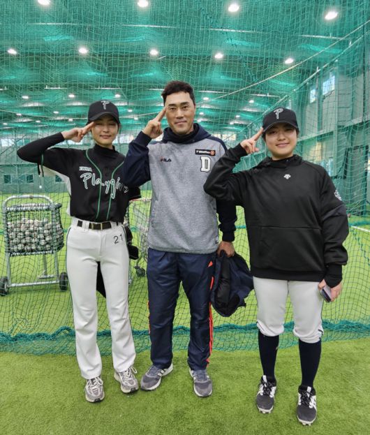 두산 조성환 코치가 여자야구 클리닉에서 이화플레이걸스 선수들을 지도한 뒤 기념 촬영을 하고 있다. 사진제공 | 한국여자야구연맹.