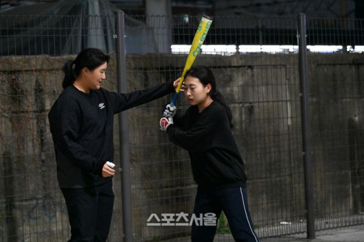 여자야구 국가대표 내야수 김현아(왼쪽)가 이화플레이걸스 부원을 지도하고 있다. 황혜정기자. et16@sportsseoul.com