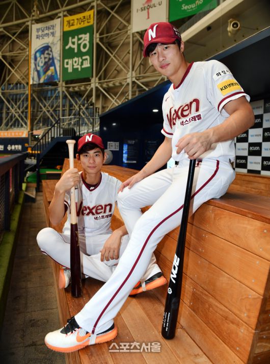 스포츠서울의 탁월한 선구안! 팀 기둥 김하성과 슈퍼루키 이정후의 투샷을 추석 특집 지면에 실었습니다. (스포츠서울DB)