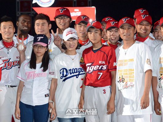 아버지가 몸담았던 주니치 드래건스와 KIA 타이거즈 유니폼을 입고 온 가족이 출동해 더욱 뜻깊었죠. (스포츠서울DB)