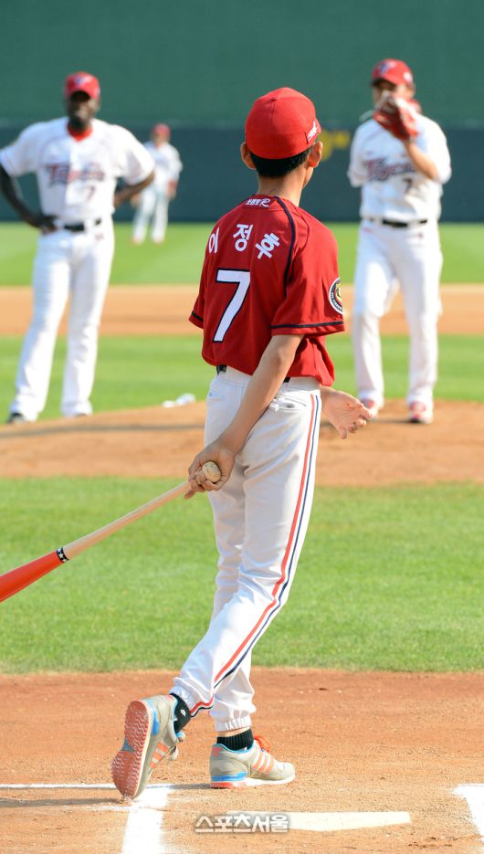 2012년 아버지 은퇴식에 시타자로 나섰습니다. 기럭지가 장난 아니죠. (스포츠서울DB)