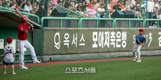내 공 어때? 2008년 올스타전에 가서는 아버지에게 배팅볼을 던져줬어요. (스포츠서울DB)