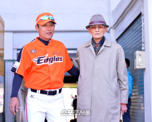 아 참, 바람의 아들과 손자를 있게 한 ‘바람’. 바로 이분이십니다. 이종범 아버지께서 코치로 새 출발 한 아들을 격려하러 경기장에 찾아오셨죠. (스포츠서울DB)