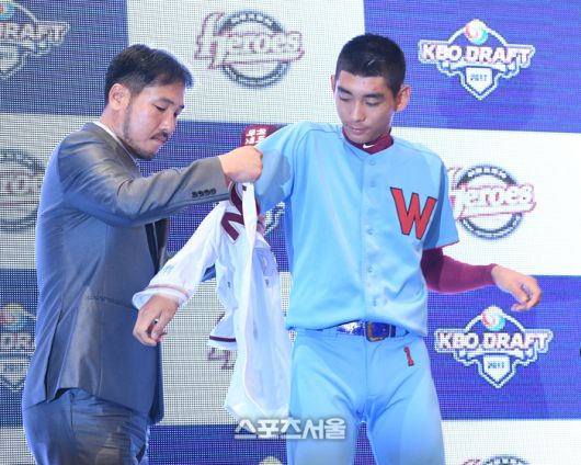 휘문고 3학년 때 2017 신인 지명에서 넥센(현재 키움)의 1차 지명을 받았습니다. (스포츠서울DB)