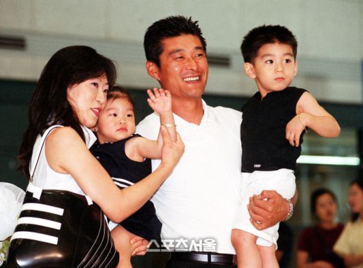 2001년 이종범이 일본 생활을 접고 가족과 함께 귀국했습니다. 이정후가 더 귀엽고 똘망똘망해졌어요. (스포츠서울DB)