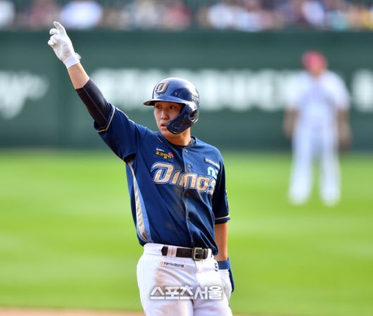 NC 6번타자 서호철이 SSG 추신수가 22일 인천SSG랜더스필드에서 열린 2023 프로야구 NC다이노스와 SSG랜더스와의 준플레이오프1차전 경기 9회초 2사 2루에서 적시타를 터트리고 있다.2023.10.22.인천 | 강영조기자 kanjo@sportsseoul.com