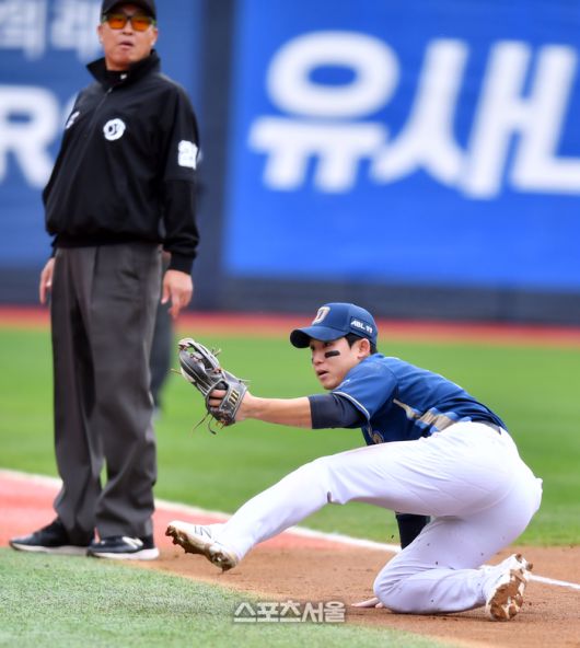 NC 3루수 서호철이 수원KT위즈파크에서 열린 2023 프로야구 KT위즈와 NC다이노스의 플레이오프 5차전 4회말 2사에서 알포드의 좌측 선상 안타성 타구를 다이빙캐치로 잡아낸 후 글러브를 들어보이고 있다. 수원 | 강영조기자 kanjo@sportsseoul.com