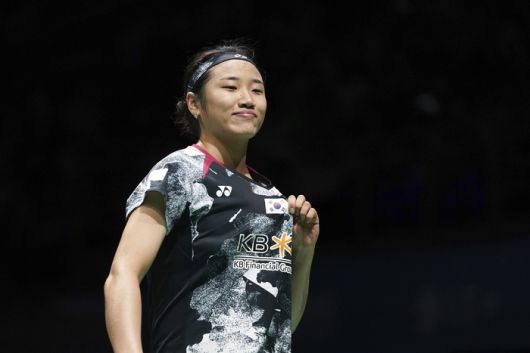 안세영이 승리 뒤 태극마크를 쥐어 보이고 있다. 쿠알라룸푸르|AP 연합뉴스