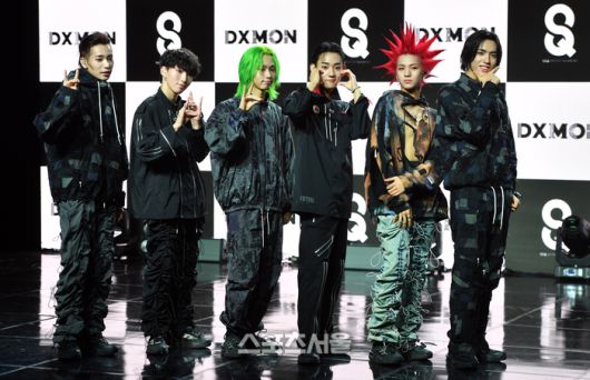 6인조 보이그룹 다이몬(DXMON)이 17일 청담동 일지아트홀에서 첫 미니앨범 ‘HYPERSPACE“를 선보이는 데뷔쇼케이스를 열고 꿈을 향한 항해를 시작했다.  다이몬은 민재, 세이타, 태극, HEE,REX, JO로 구성됐고 하이퍼스페이스에는  타이틀 곡 BURN UP을 비롯해 총 4곡을 수록했다. 2024.01.17.강영조 기자 kanjo@sportsseoul.com